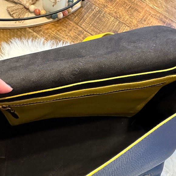 💙💛GORGEOUS Leather Burberry Messenger Bag💛💙 - Picture 8 of 10